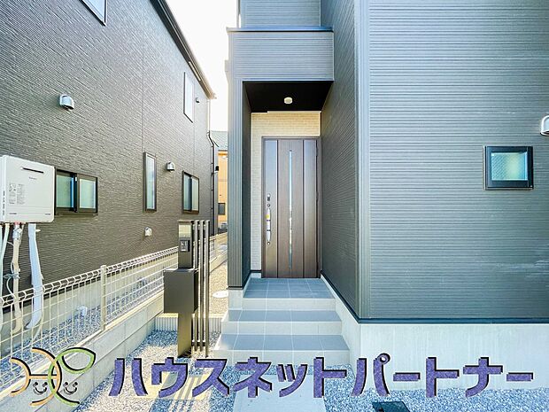 玄関の扉を開けるとそこは家族の待つお家。笑い声が聞こえてきそう。