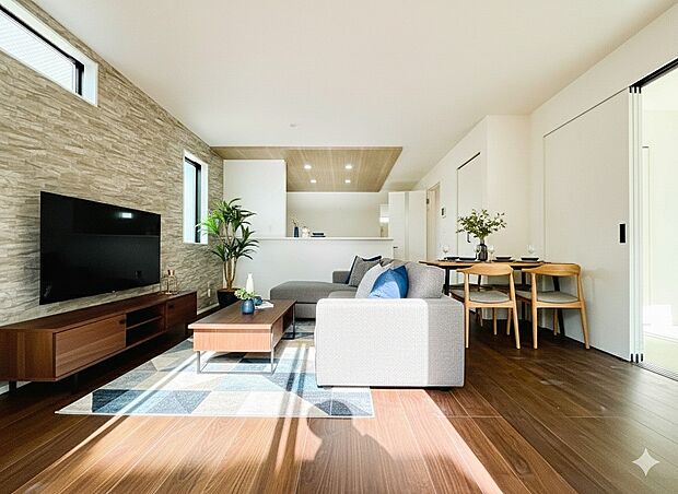 17帖のLDKは広々。光彩豊かでリラックスした空気がお部屋全体に広がります。