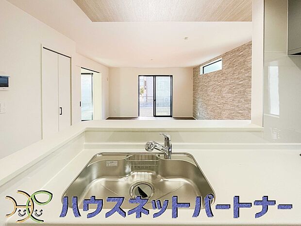 家族の様子を見ながらキッチンでお料理。一日の出来事を会話しながらの家事は嬉しいコミュニケーション。