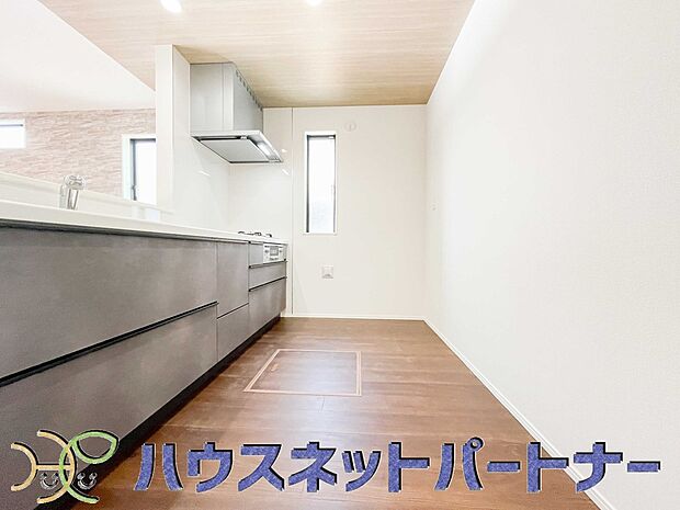 明るい自然光が入る作業スペースを多くとったキッチン採用。夫婦揃ってキッチンに立っても調理がしやすく、家事をしながら会話も弾みます。食器類もすっきりと片付く収納力。