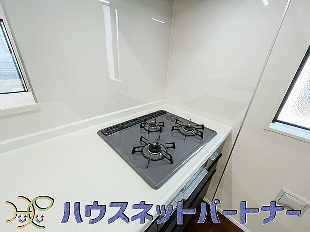 三口コンロで料理の幅を拡げてくれる使いやすいシステムキッチンを採用。洗い場も大きいので野菜や食器を洗ったりする際にも捗り、奥様の強い味方となってくれるはずです。