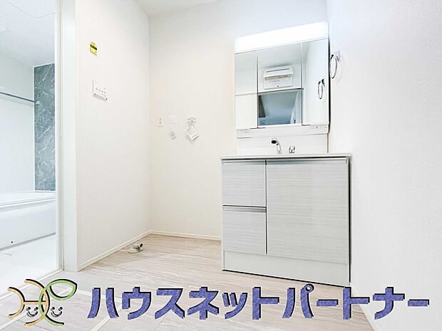 明るい清潔感のある洗面所は、鏡も大きくシンクが広々。朝の支度も楽にこなせます。