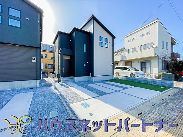 街に溶け合う美しい景観と、採光や風通しを考えて設計された間取り。近隣の視線を考え調整した窓位置など、外観だけでなく、住まうご家族の心地よさを最優先しました。