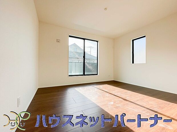 明るい2面窓のある洋室は清清しい風をお部屋へ運んでくれます。湿気やカビの心配も減るので快適に過ごせますね。