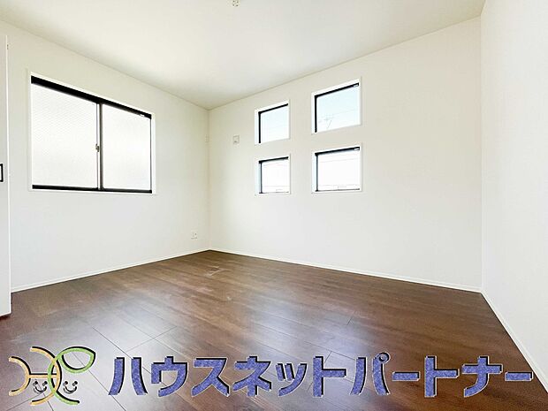 太陽の光がお部屋を照らしてくれます。こんな朝を迎えると今日一日を頑張ろうと思えてきますよね。