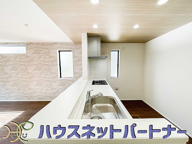 人工大理石のワークトップやシンクは、水を流しただけできれいになったように見えます。白いキッチンは明るく清潔感があり、とっても素敵です。