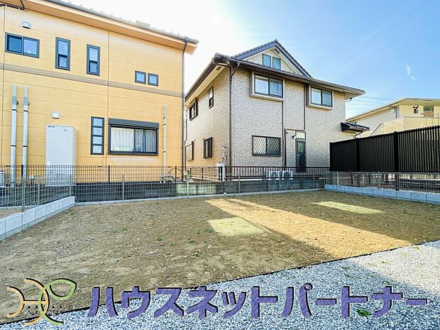 庭スペース。一戸建ての醍醐味は、何といっても庭があること。花や野菜を育てたり、子供と遊んだり、お客様を迎えたり…。大切なペットと過ごす心地良いスペースにもなりますね。