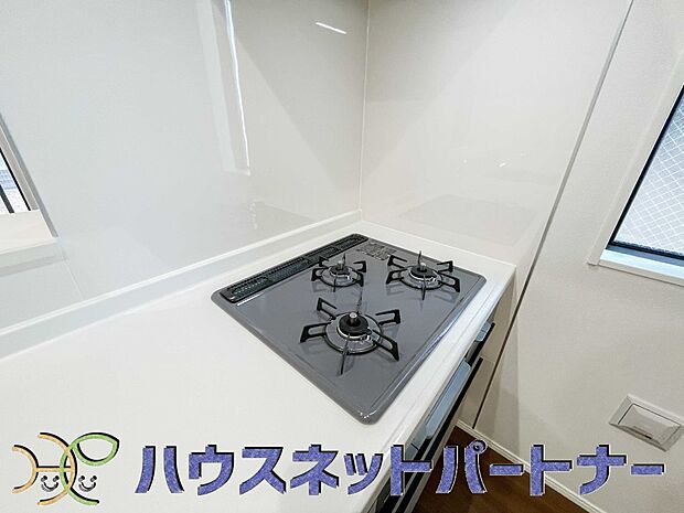 三口コンロで料理の幅を拡げてくれる使いやすいシステムキッチンを採用。洗い場も大きいので野菜や食器を洗ったりする際にも捗り、奥様の強い味方となってくれるはずです。