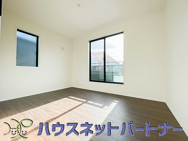 バルコニーに直接出入りできるお部屋です。ちょっと外の空気を吸いたい時や、ベランダでミニガーデニングなども楽しめそうです。
