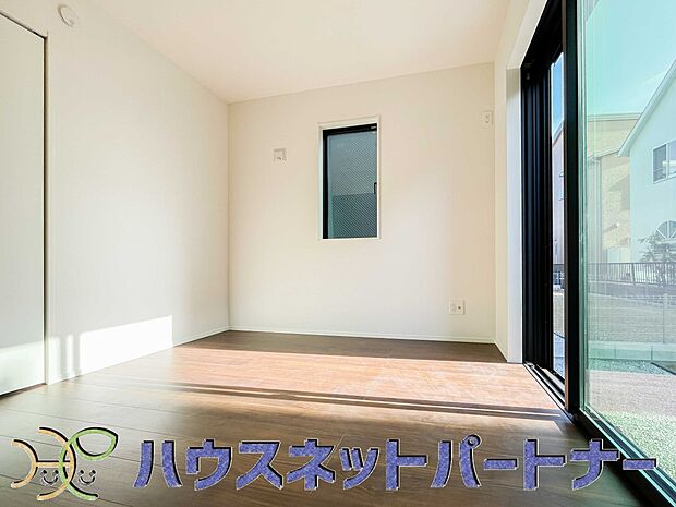 広過ぎず、快適すぎない子ども部屋。勉強と寝るだけの部屋にすることで閉じこもりがなくなり、リビングで過ごす時間が増えると言われています。