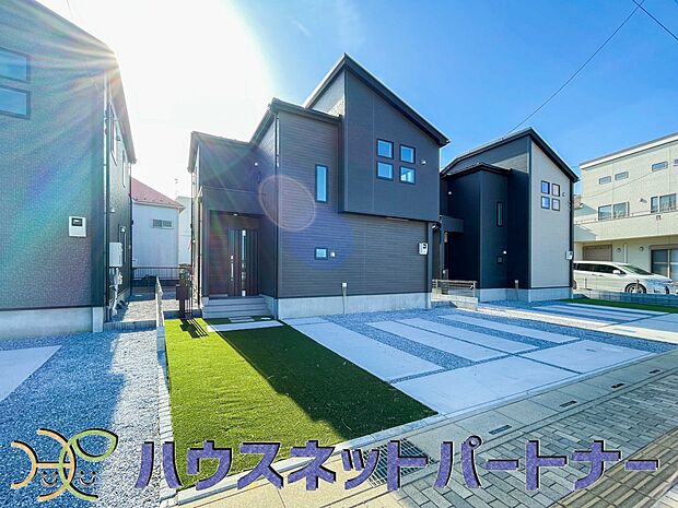 前面道路16Mと広々として、見晴らしがとてもいいです。車も出しやすく歩道がある為、小さなお子様がいるご家庭も安心です。