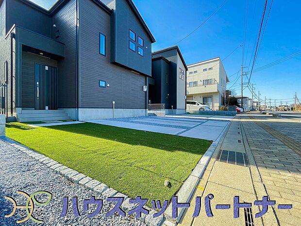 カースペース並列2台可能。ゆったりとした駐車スペースを確保いたしましたので、大きめのお車でも駐車可能です。自転車やバイクなど、ゆとりのある敷地で置き場所に困ることはないでしょう。