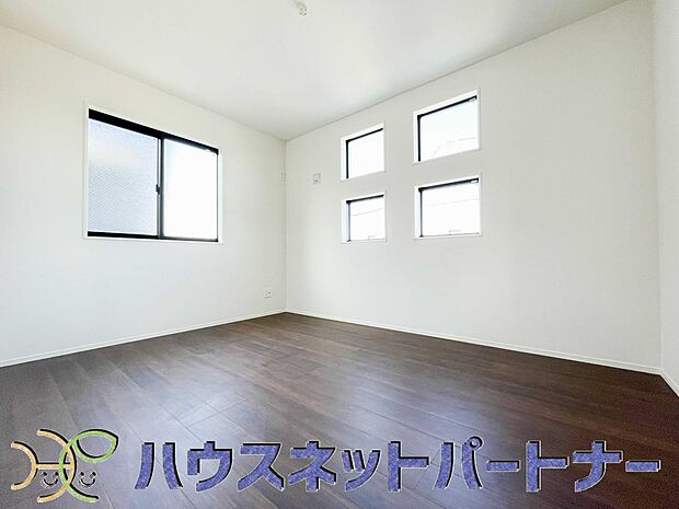 2面窓のある風通しの良いお部屋は心も体も元気にしてくれます。自分だけのお部屋作りを楽しんでみては。