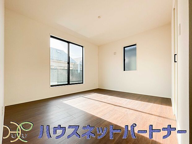 独立性を高めたお部屋。たっぷりの収納も配備しており、片付いた空間を現実出来そう。陽光も降り注ぐ明るく開放的な空間が魅力的。