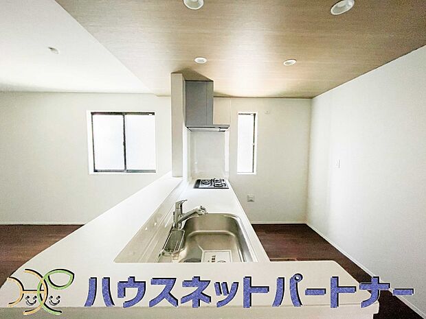 キッチン吊戸棚を無くす事によって、コミュニケーションを重視した設計に致しました。区画によって変わる一体感を、実際にご覧になって頂けましたらと思います。 