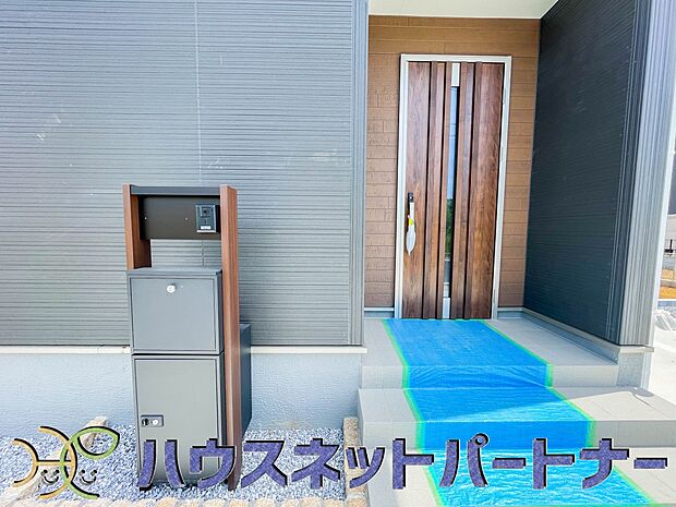 玄関の扉を開けるとそこは家族の待つお家。笑い声が聞こえてきそう。