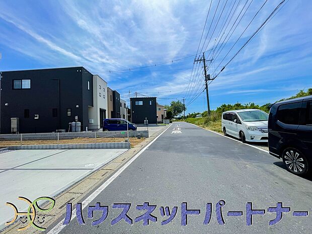 前面道路の日当たりの良い明るいお家。