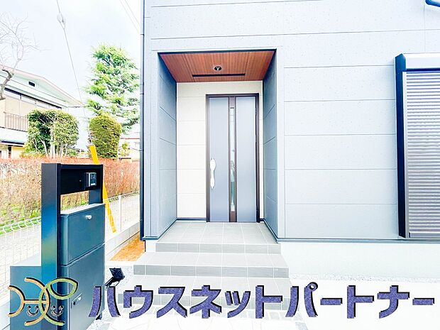 玄関の扉を開けるとそこは家族の待つお家。笑い声が聞こえてきそう。