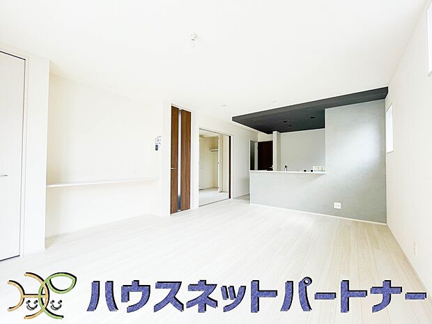 16.5帖のLDKは広々。光彩豊かでリラックスした空気がお部屋全体に広がります。