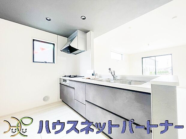 明るい自然光が入る作業スペースを多くとったキッチン採用。夫婦揃ってキッチンに立っても調理がしやすく、家事をしながら会話も弾みます。食器類もすっきりと片付く収納力。