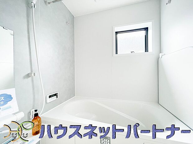 高級感溢れるカラーと大きさ・柔らかな曲線で構成された半身浴も楽しめるバスタブが心地よさをもたらします。