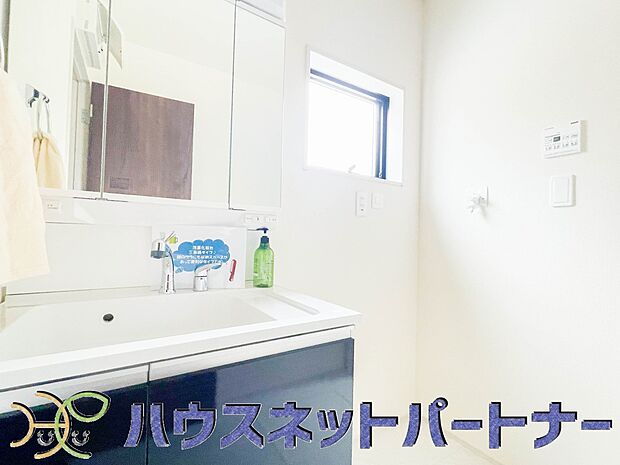 三面鏡洗面化粧台。ミラーを手前に引けば、楽な姿勢で髭剃りやメイクができます。合わせ鏡にすればヘアスタイルのチェックもラクラク。洗面化粧台のミラー裏にはたっぷり入る収納スペースを設けています。