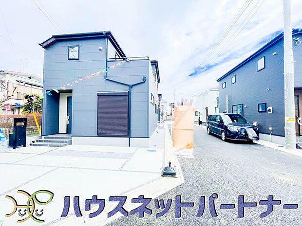 角地でお車を駐車するのも楽々。広い道路なのでお子様の通学も安心ですね。