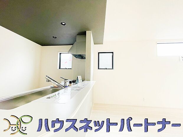 カウンターキッチンなら、リビングで遊ぶ子供の様子を見ながら料理ができるので安心です。料理を運んでもらったり、子供にお手伝いしてもらいやすいのもいいですね。