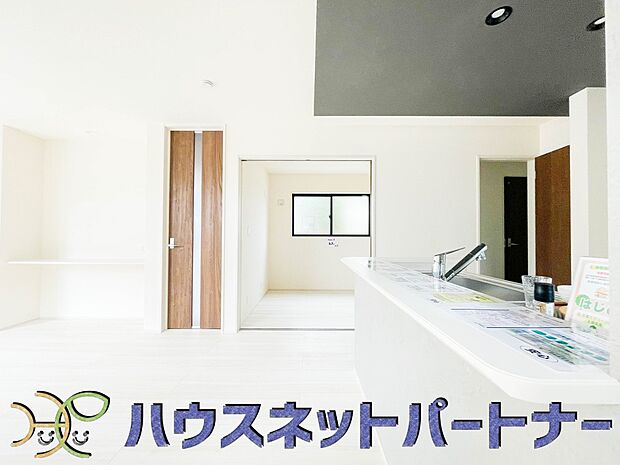 キッチン吊戸棚を無くす事によって、コミュニケーションを重視した設計に致しました。区画によって変わる一体感を、実際にご覧になって頂けましたらと思います。 