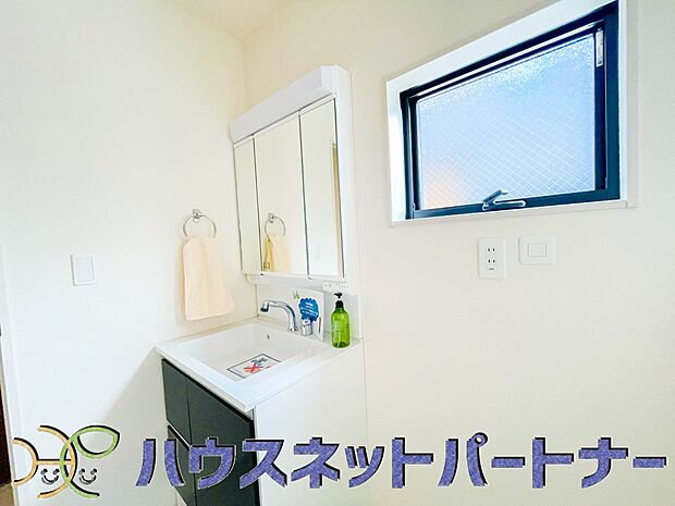 広い脱衣所、洗面台も大きなサイズを設置。建売では見ない広さと解放感。