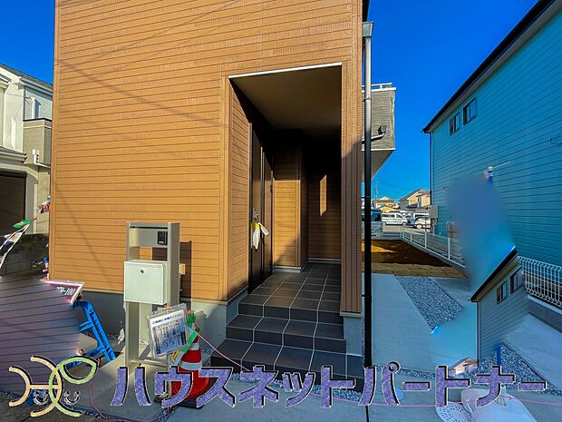 玄関の扉を開けるとそこは家族の待つお家。笑い声が聞こえてきそう。