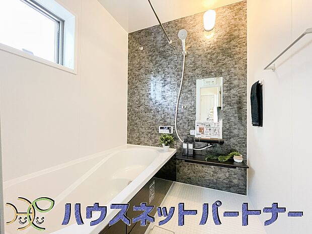 高級感溢れるカラーと大きさ・柔らかな曲線で構成された半身浴も楽しめるバスタブが心地よさをもたらします。