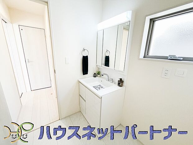 大きく見やすい三面鏡で清潔感ある洗面台は、身だしなみチェックや肌のお手入れに最適です。何かと物が増える場所だからこそ、スッキリと見映えの良い空間に拵えました。