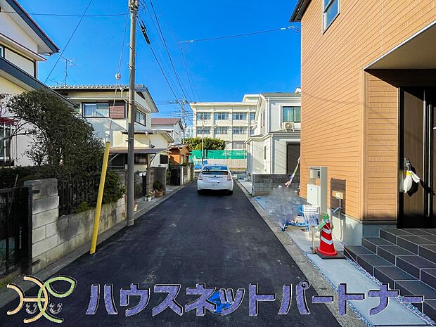 前面4m道路なので駐車も楽々。