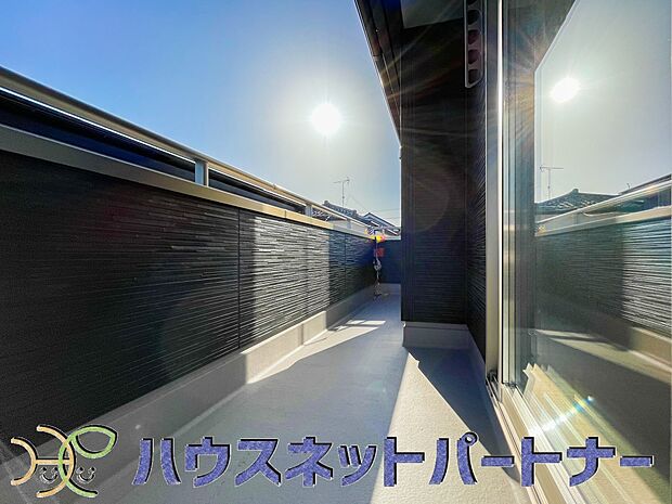 南バルコニーから差し込む陽光・通風は、住環境・快適性と共に有り続ける貴重な「財産」です。この新築戸建に住まう事で手に入れるものは、きっと日常にとっても貴重な存在となるはずです。