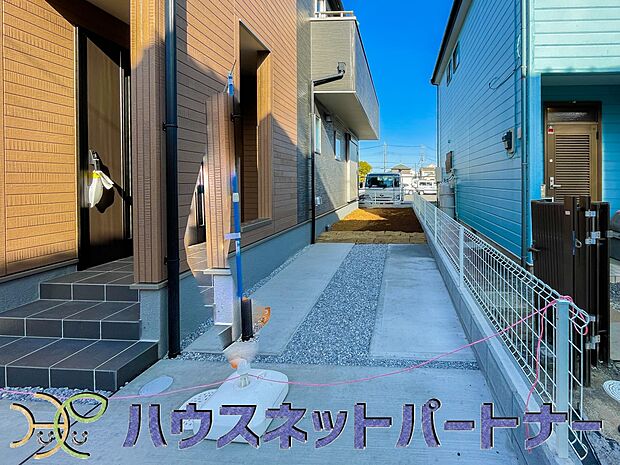 通勤や家族の送迎など、毎日の生活にマイカーが欠かせない方にとって駐車場は大事な条件。敷地内にカースペースがあれば、お出かけやお買い物の際の搬入出もらくらくです。