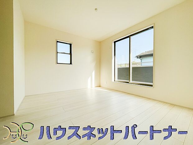 2面窓のある風通しの良いお部屋は心も体も元気にしてくれます。自分だけのお部屋作りを楽しんでみては。