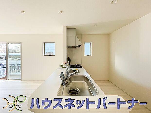 お料理できたらカウンターから手渡しができます。家族で会話をしながらお料理を楽しく。