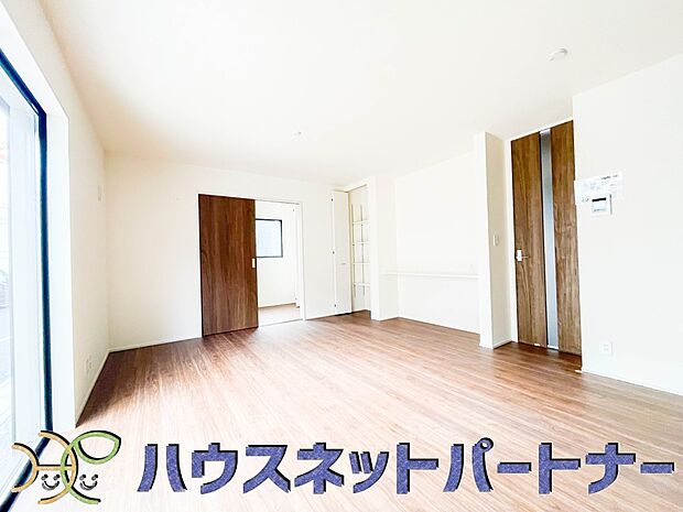 通風・採光に優れ、心地よい光と風が溢れています。 贅沢で豊かな居住性と、プライドを満たすクオリティが見事に調和した住空間。新築ならではの快適なひとときをご体感頂ける筈です。