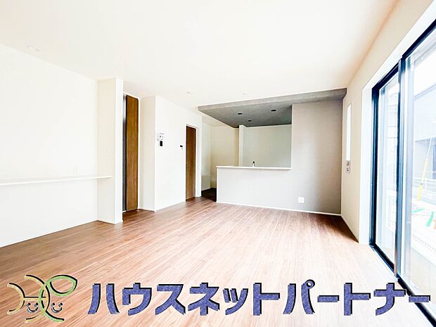 17帖以上の広々LDKでワンランク上の住まい環境。食事スペースと寛げる場所設けてもまだ余裕の広さ。明るい光が照らしてくれます。