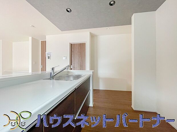 木目調のキッチンは落ち着いた雰囲気で収納もたくさん。嬉しい食洗器付です。汚れも目立ちません。