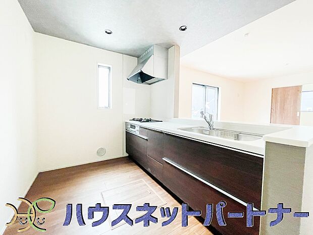 明るい自然光が入る作業スペースを多くとったキッチン採用。夫婦揃ってキッチンに立っても調理がしやすく、家事をしながら会話も弾みます。食器類もすっきりと片付く収納力。