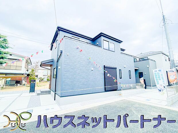 堂々たる趣ながら、主張し過ぎずどこか余裕を感じさせるシャープなフォルムで佇む邸宅は、晴天の空と照らし合わせる事で、本来あるべき完成形の姿を見せてくれます。