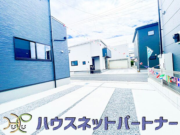 カースペース並列2台可。道路に面したカースペース。ストレスフリーなカーライフ。