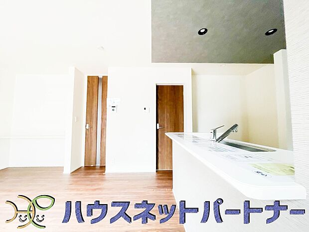 お料理できたらカウンターから手渡しができます。家族で会話をしながらお料理を楽しく。