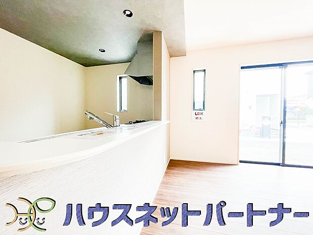 リビングにいるお子様と会話をしながら家事ができるカウンターキッチン。いま手があいているか、忙しそうなのか相手の様子を伺いながらコミュニケーションをとる訓練にもなります。