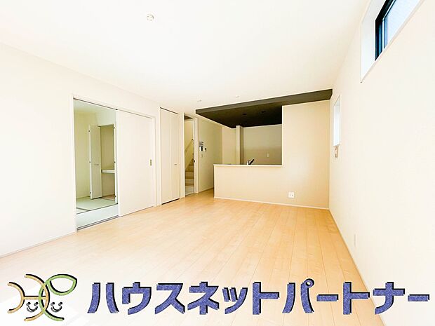 家族でくつろぐリビングは16帖。