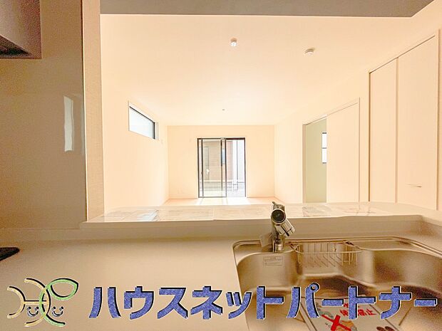 人工大理石のワークトップやシンクは、水を流しただけできれいになったように見えます。白いキッチンは明るく清潔感があり、とっても素敵です。