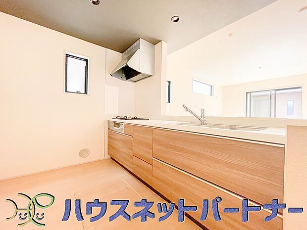 明るい自然光が入る作業スペースを多くとったキッチン採用。夫婦揃ってキッチンに立っても調理がしやすく、家事をしながら会話も弾みます。食器類もすっきりと片付く収納力。