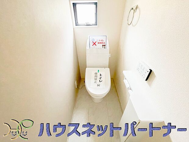 快適な生活を送るための必須アイテムとなった洗浄機能付トイレ。おしり洗浄、ビデ洗浄、暖房便座の3つの機能を標準装備しています。